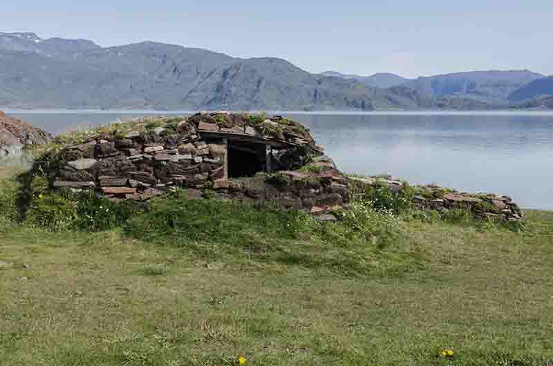 145 - Groenlandia - fiordo Tunulliarfik - Qassiarsuk - antigua vivienda inuit